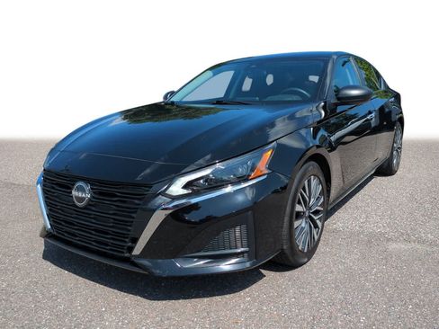 Used 2024 Nissan Altima 2.5 SV FWD image 1
