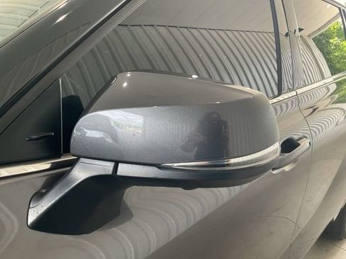 Used 2022 Toyota Highlander Limited AWD/4WD image 3