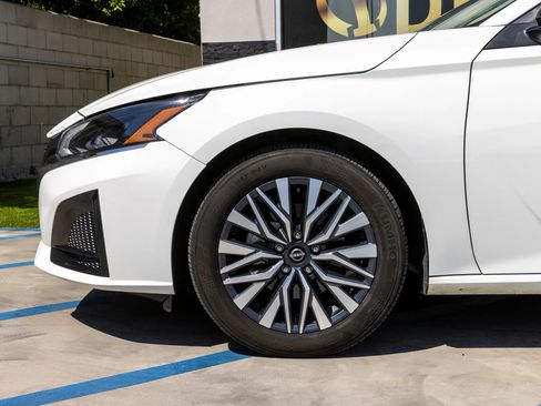 Used 2025 Nissan Altima 2.5 SV FWD image 10