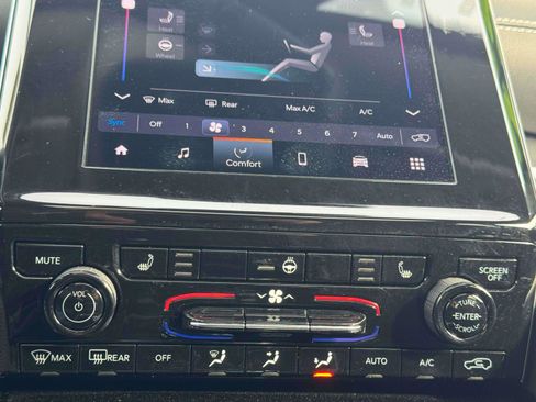 Used 2023 Jeep Grand Cherokee Laredo w/ Luxury Tech Group I image 27