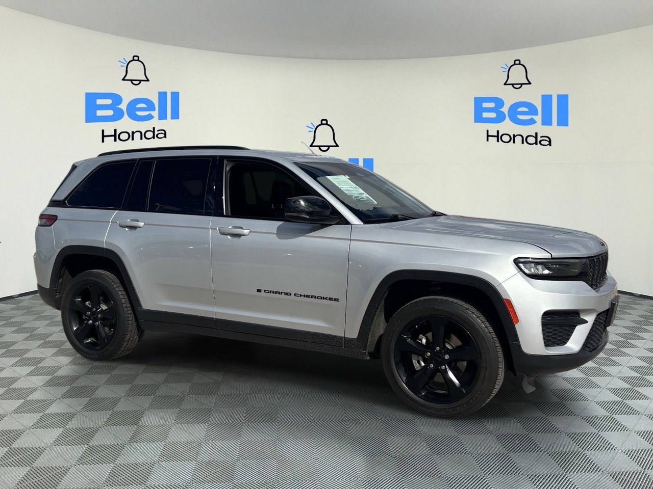 Used 2022 Jeep Grand Cherokee Altitude AWD/4WD image 6