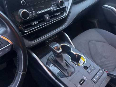 Used 2021 Toyota Highlander LE image 12