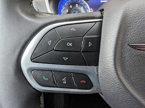 Used 2024 Chrysler Pacifica Touring-L FWD image 21