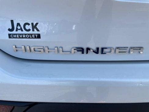 Used 2021 Toyota Highlander XLE AWD/4WD image 7