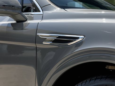 Used 2024 Bentley Bentayga image 2
