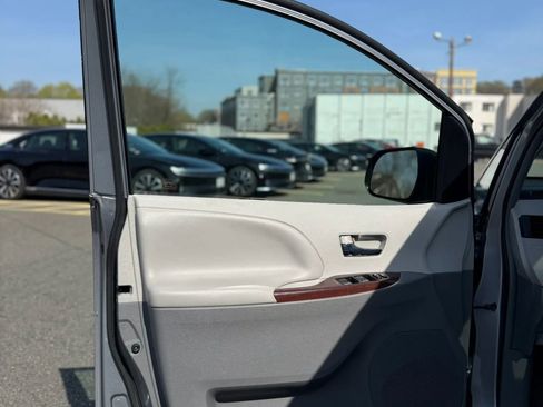 Used 2012 Toyota Sienna XLE FWD image 32