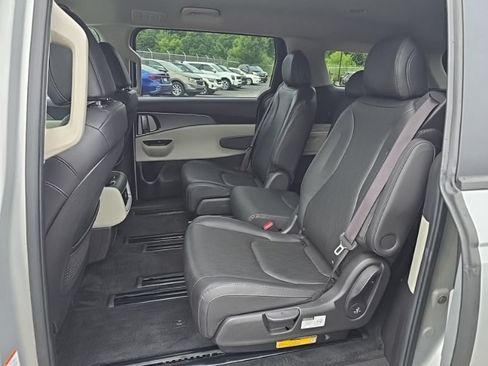 Certified 2022 Kia Carnival LX FWD image 26