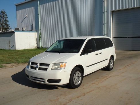 Used 2010 Dodge Grand Caravan FWD image 2