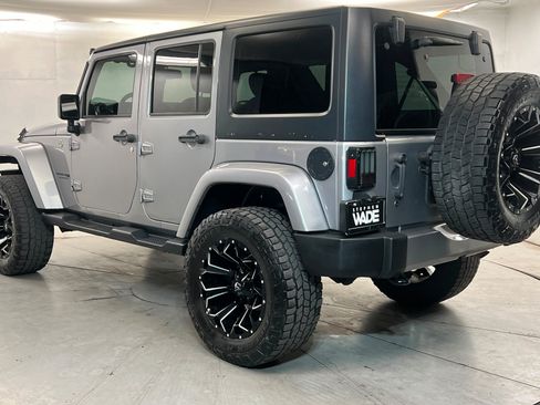 Used 2018 Jeep Wrangler Unlimited Sahara AWD/4WD image 3