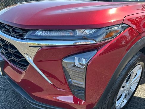 Used 2025 Chevrolet Trax LS FWD image 36