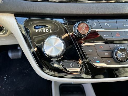 Used 2024 Chrysler Pacifica Touring-L image 23