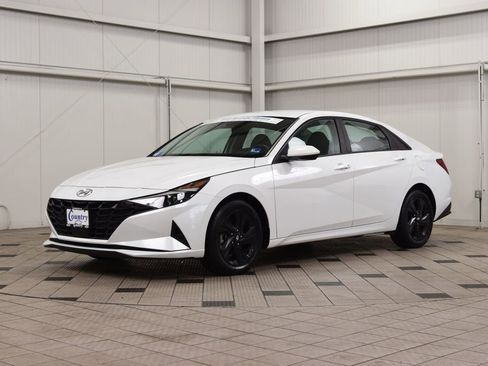 Used 2022 Hyundai Elantra SEL w/ Convenience Package FWD image 3