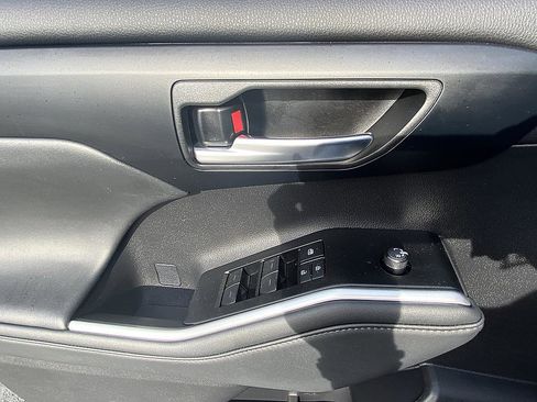 Certified 2025 Toyota Highlander XLE image 10