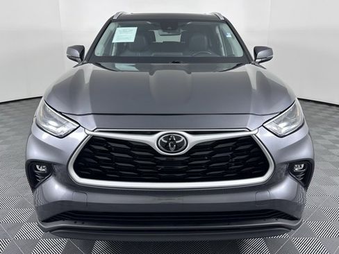Used 2024 Toyota Highlander XLE image 3
