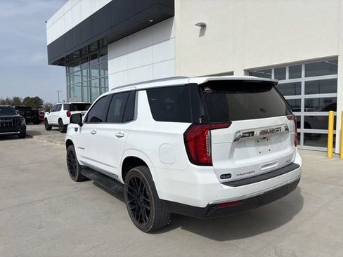 Used 2024 GMC Yukon SLT w/ SLT Luxury Package image 5