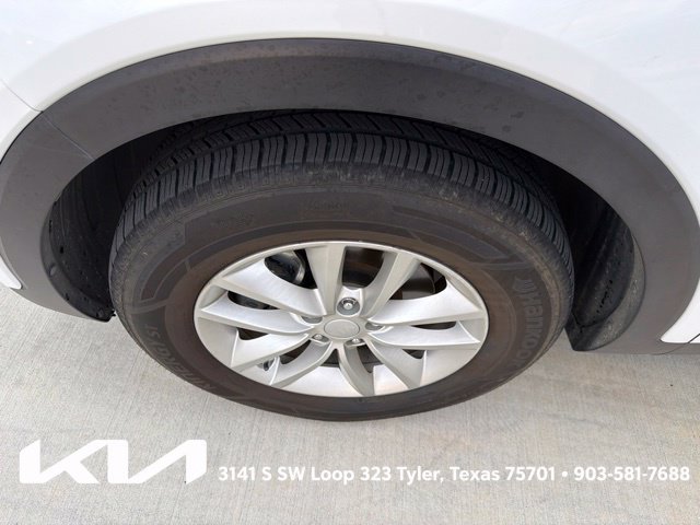 Used 2017 Kia Sorento FWD image 4