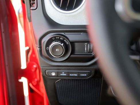 Used 2025 Jeep Wrangler Unlimited Sahara image 18