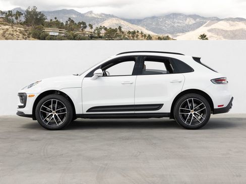 Certified 2025 Porsche Macan AWD/4WD image 2