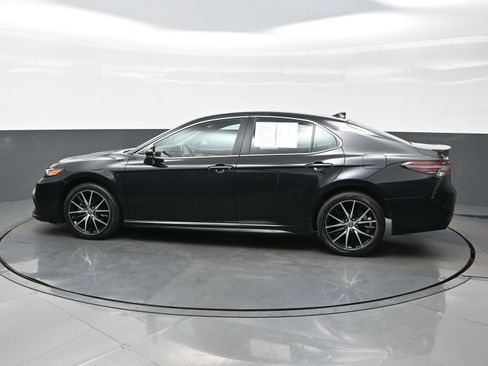 Used 2024 Toyota Camry SE FWD image 3