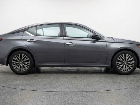 Used 2025 Nissan Altima 2.5 SV image 11