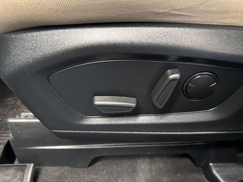 Used 2023 Ford Explorer XLT AWD/4WD image 31