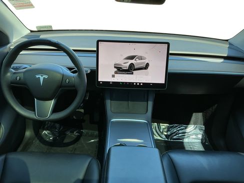 Used 2022 Tesla Model Y Long Range image 10