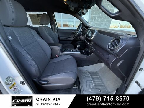 Used 2017 Toyota Tacoma SR image 32
