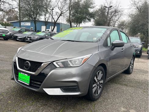 Used 2021 Nissan Versa SV image 3