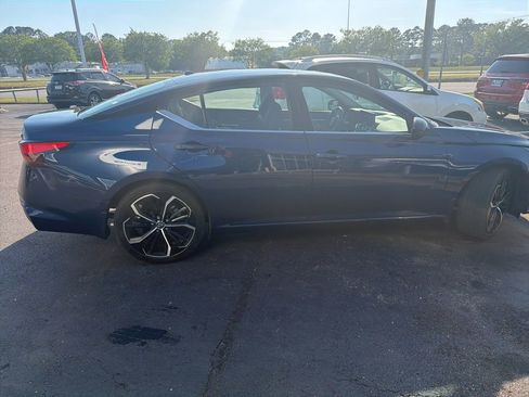 Used 2023 Nissan Altima 2.5 SR w/ SR Premium Package image 5