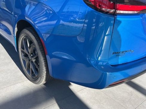 New 2026 Chrysler Pacifica Limited image 23