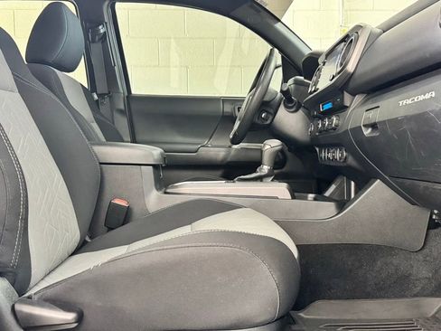 Used 2022 Toyota Tacoma TRD Sport w/ Technology Package image 6