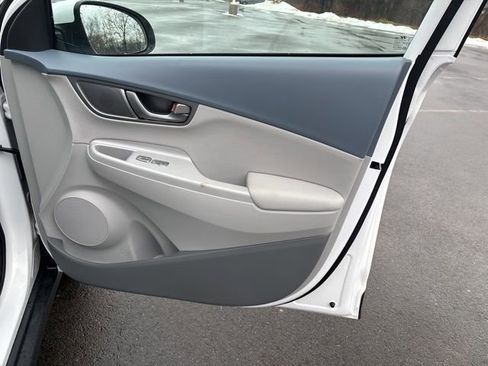 Used 2021 Hyundai Kona Limited image 9