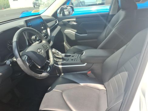 Used 2021 Toyota Highlander XLE AWD/4WD image 7