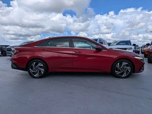 Used 2025 Hyundai Elantra Limited FWD image 3