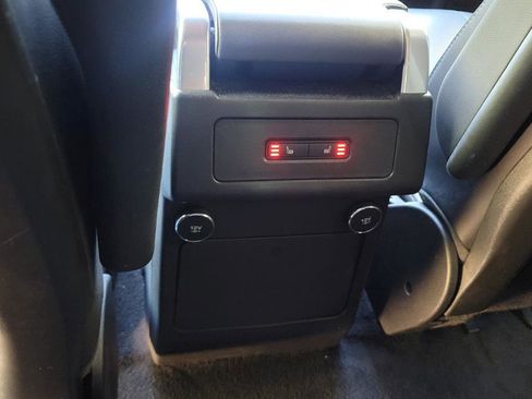 Used 2020 Land Rover Discovery SE image 11