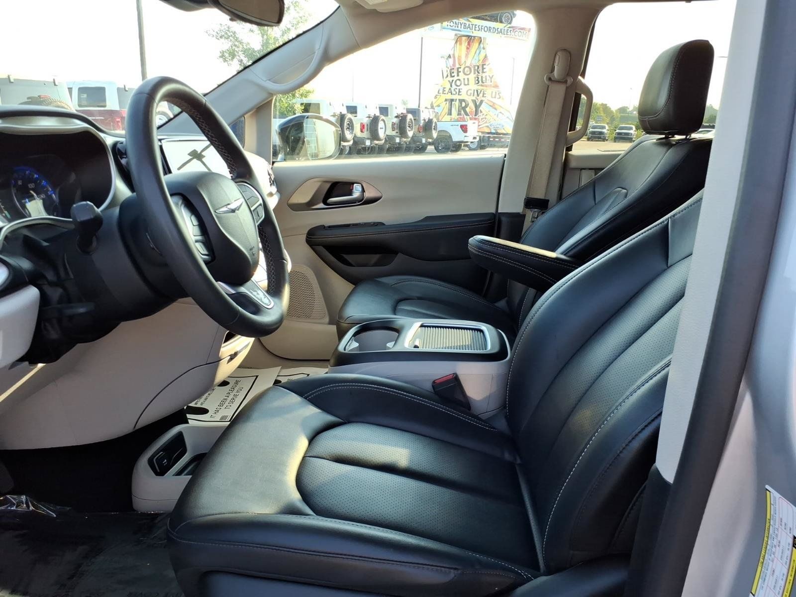 Used 2024 Chrysler Pacifica Touring-L FWD image 10