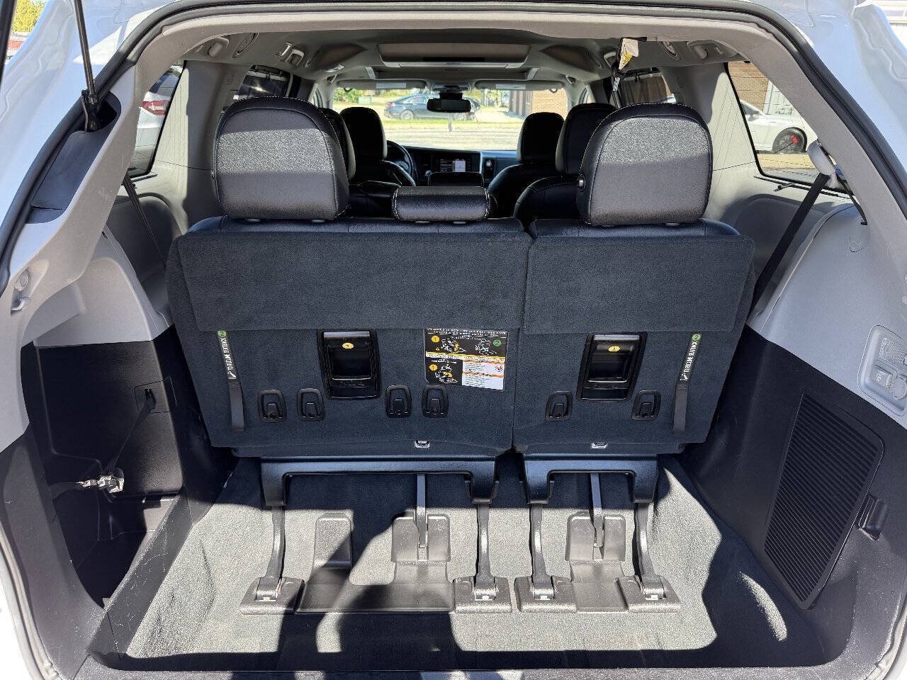 Used 2020 Toyota Sienna SE Premium w/ Nightshade Edition FWD image 20