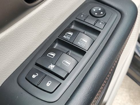 Used 2018 Chrysler Pacifica Touring-L FWD image 18