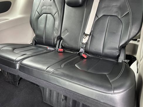 Used 2024 Chrysler Pacifica Touring-L image 15