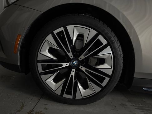 Used 2024 BMW i5 eDrive40i w/ Premium Package RWD image 26
