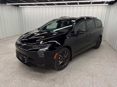 New 2027 Chrysler Pacifica Limited FWD image 3