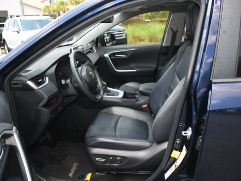 Used 2019 Toyota RAV4 Limited FWD image 8