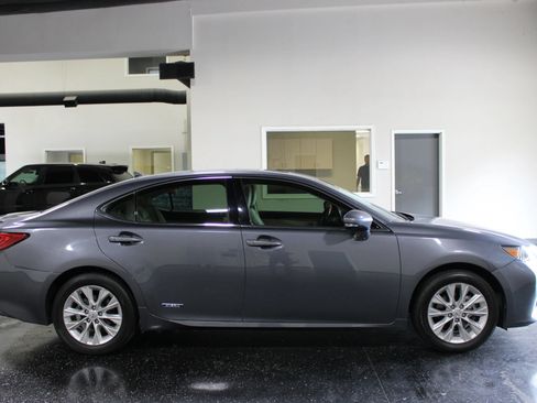 Used 2013 Lexus ES 300h w/ Luxury Pkg FWD image 2