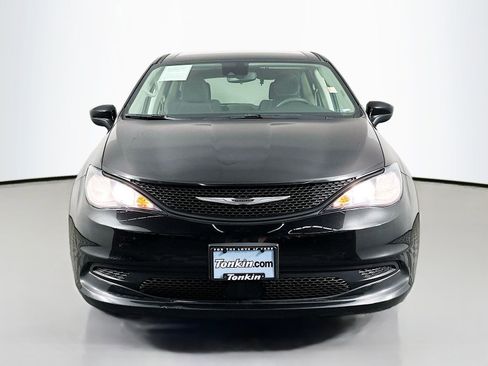 Used 2023 Chrysler Voyager LX image 2