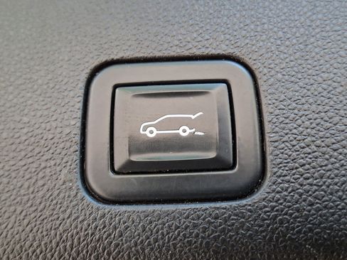 Used 2021 Chevrolet Tahoe Z71 w/ Z71 Signature Package AWD/4WD image 32