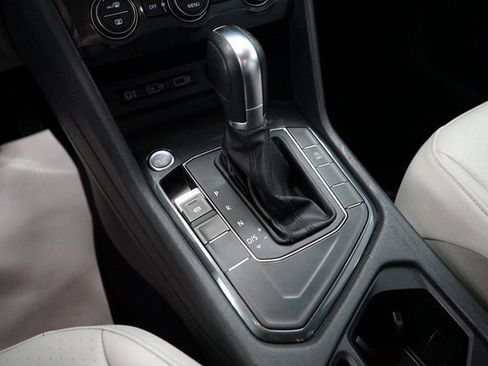 Used 2018 Volkswagen Tiguan SE image 36