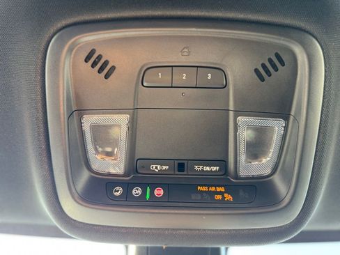 Used 2023 Chevrolet Traverse LT image 29