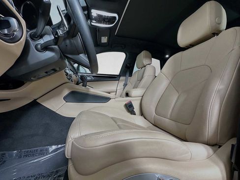 Used 2025 Porsche Macan image 5