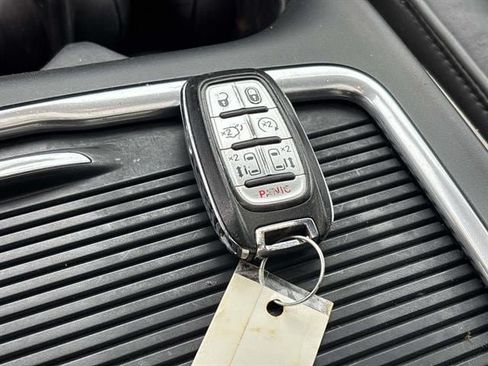Used 2018 Chrysler Pacifica Limited FWD image 26