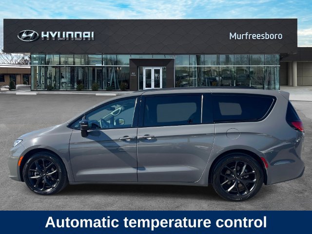 Used 2025 Chrysler Pacifica Limited FWD image 9